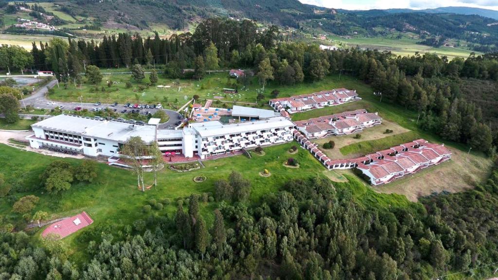 派帕索查格塔阿科斯塔酒店的地面上一座大建筑的空中景观