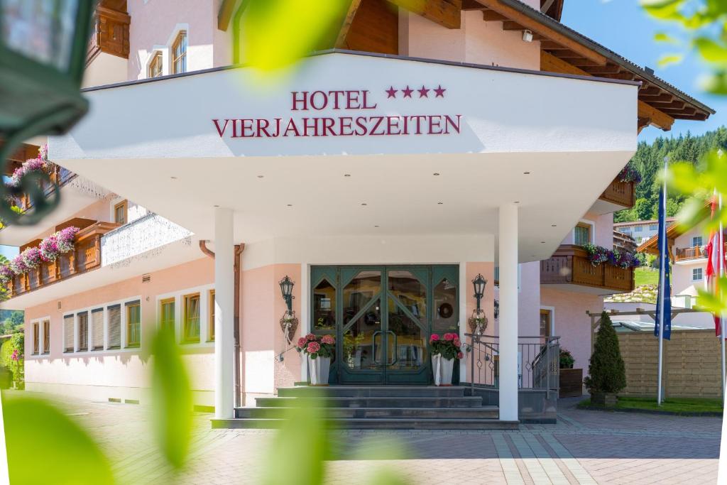 弗拉绍Hotel Vierjahreszeiten的带有读取酒店维特拉尼尔标志的酒店