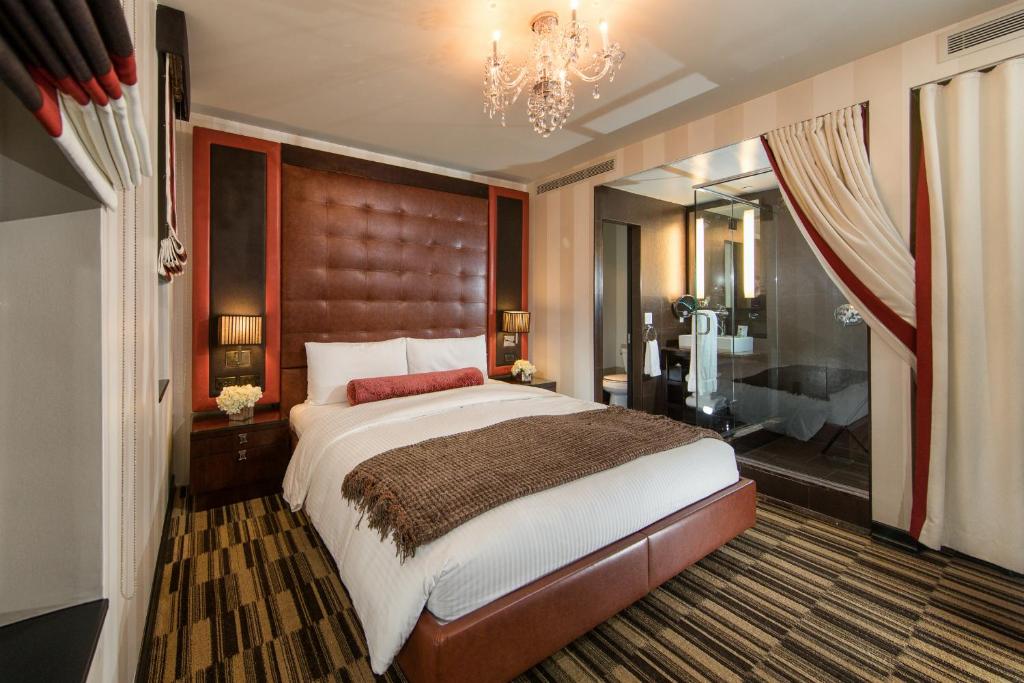 纽约时代广场圣殿酒店的一间带大床的卧室和一间浴室