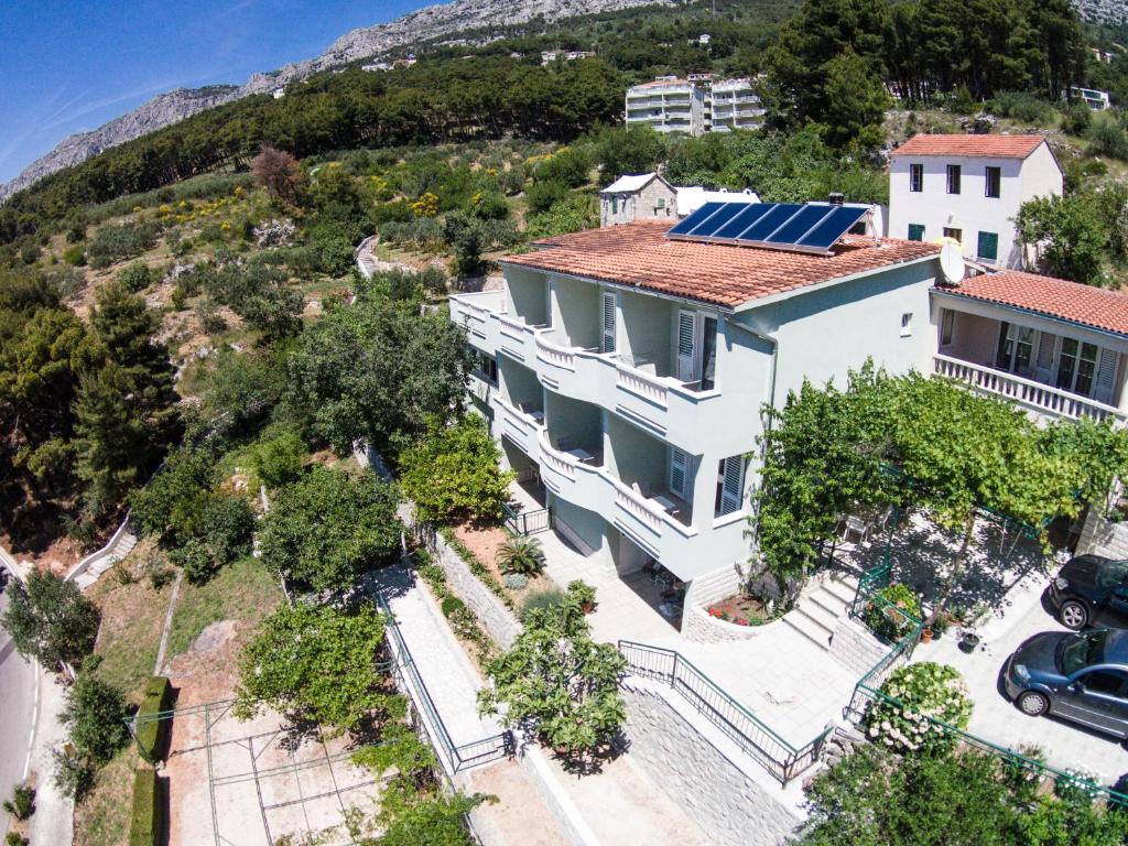 布雷拉Guesthouse Dominović的屋顶上太阳能电池板房子的空中景观
