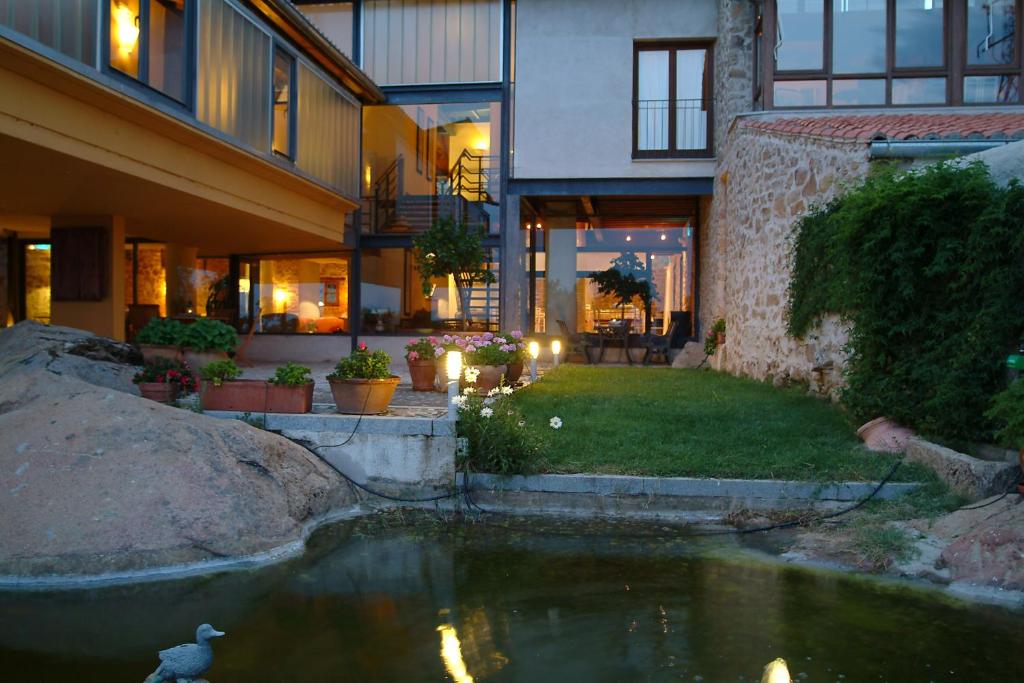 图瑞蒙戈厄尔特尔卡酒店的院子里有池塘的房子