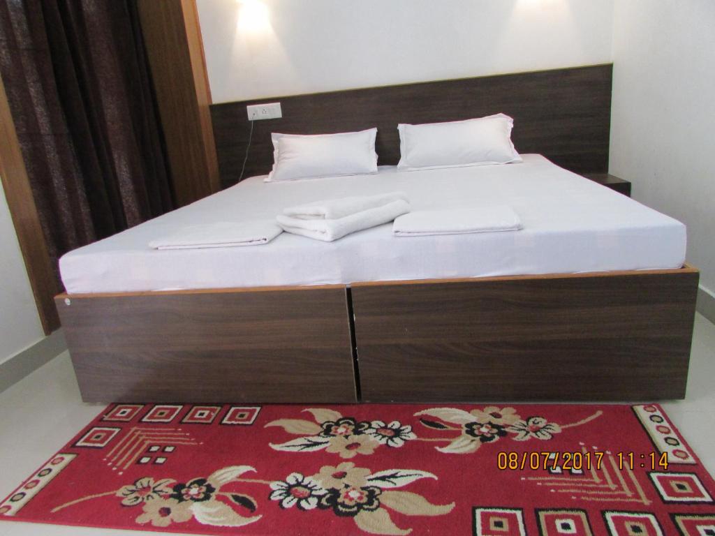 Fatehpur Sīkri温达文酒店的床上有两条白色毛巾