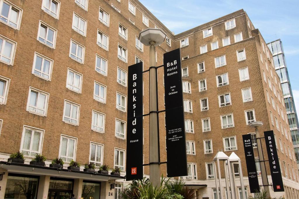 伦敦伦敦政治经济学院滨河居酒店的前面有标志的大型砖砌建筑