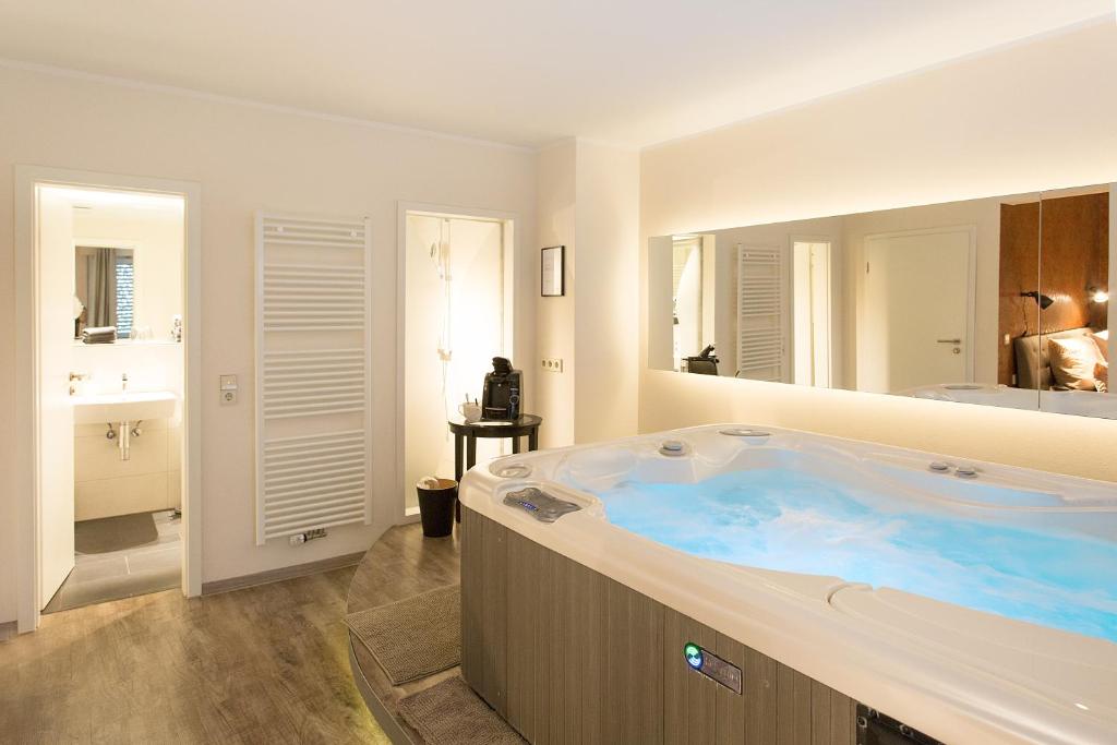 科隆科隆一楼民宿的大型浴室设有大浴缸。