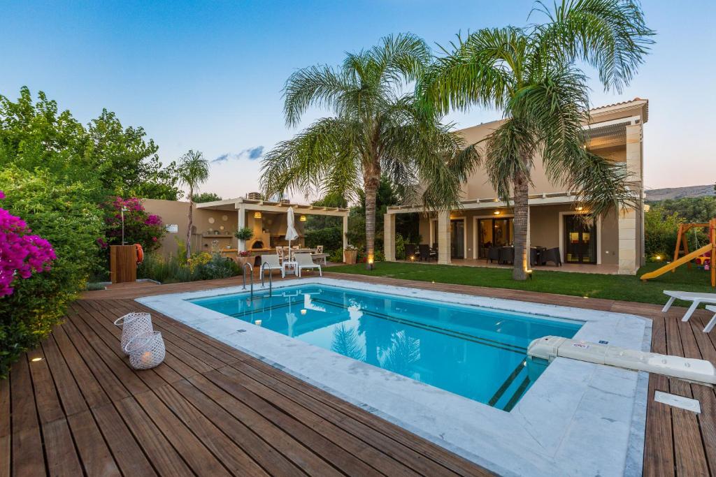 皮吉Aria Villas, modern paradise, By ThinkVilla的木甲板上设有游泳池的房子
