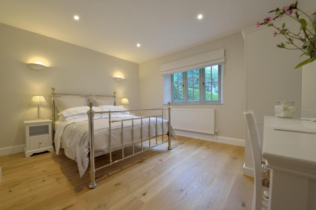 霍尔特Pippin Heath House B&B的一间卧室设有一张床和一个窗口