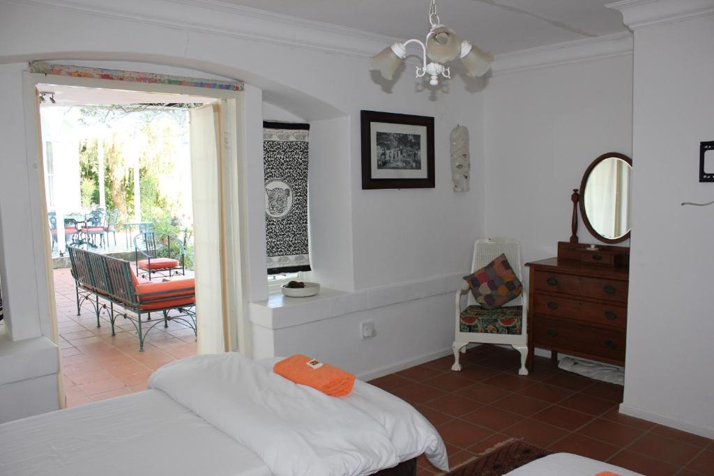 EshoweSugar Hill Manor的一间卧室配有两张床、一张桌子和一把椅子