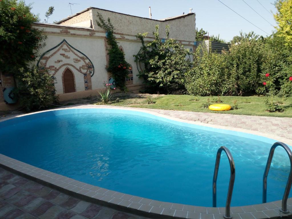 撒马尔罕撒马尔罕拉蒂夫酒店的一座房子的院子内的游泳池