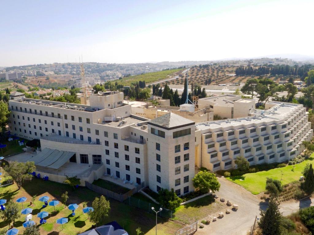 耶路撒冷拉马特瑞秋度假酒店的享有白色大建筑的空中景致