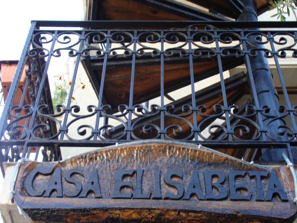 康斯坦察Casa Elisabeta Constanta的铁艺栅栏上的标志