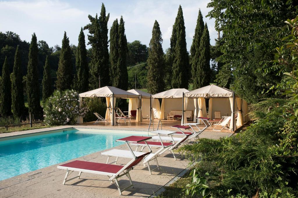 博尔戈圣洛伦索Agriturismo La Topaia的一个带躺椅和遮阳伞的游泳池