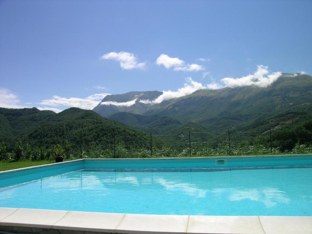 蒙泰蒙阿科拉奇塔代拉迪蒙蒂锡比利尼旅馆的一座大游泳池,后面是群山
