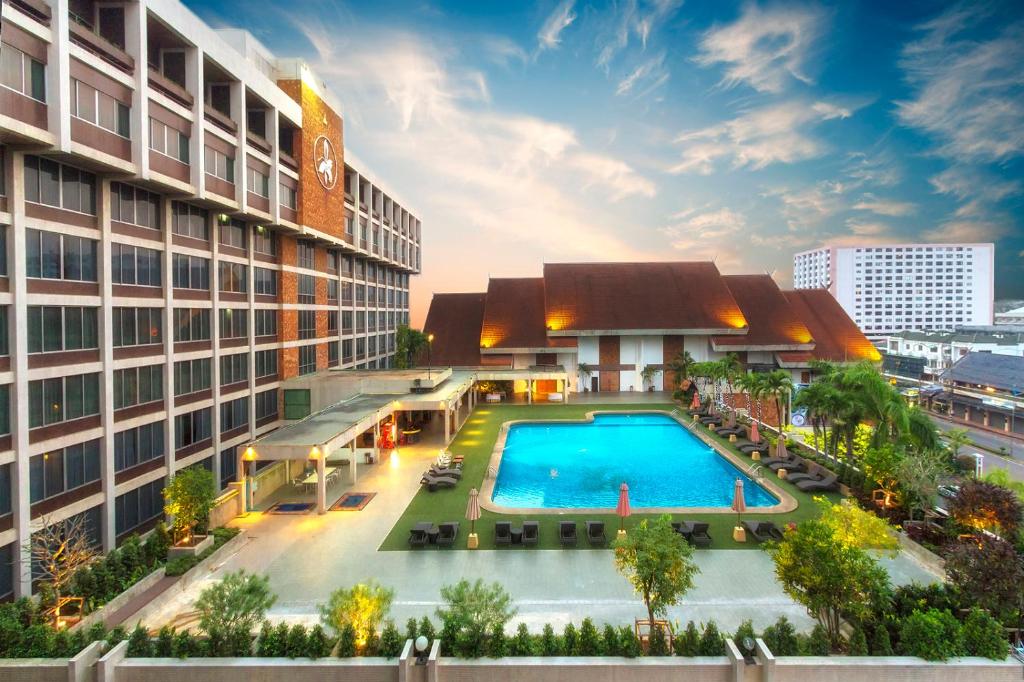 清迈Chiang Mai Orchid Hotel SHA EXTRA PLUS的享有带游泳池的大楼的顶部景致