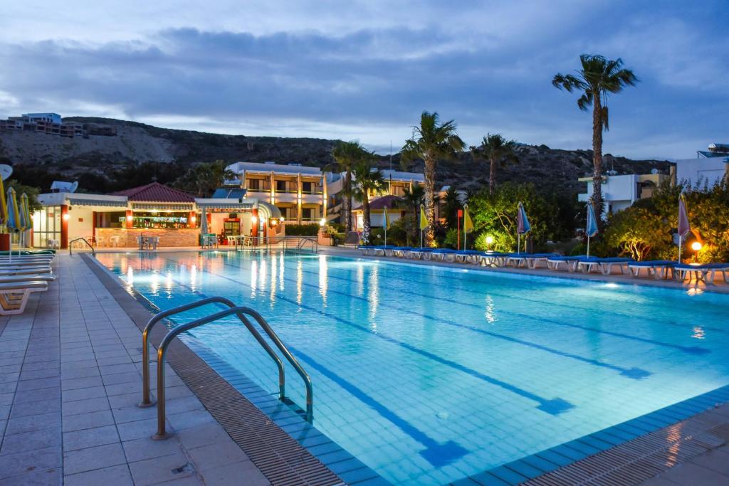 凯法洛斯科瑞索拉公寓的度假村的一个大型游泳池
