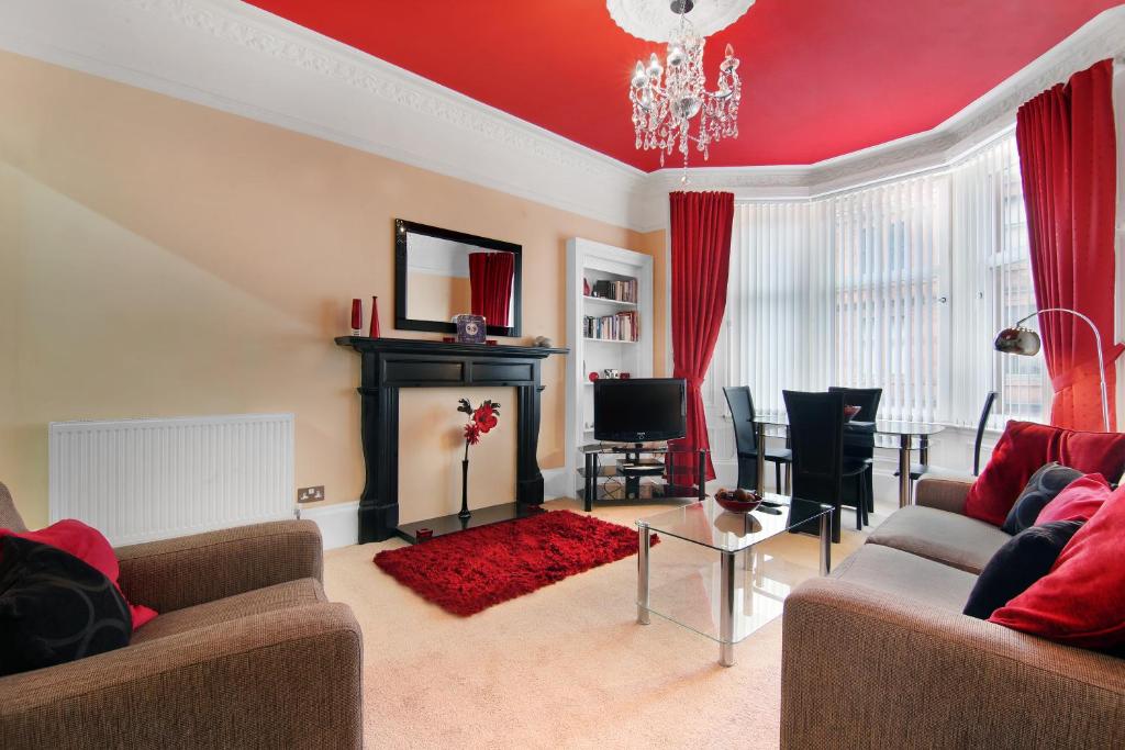 佩斯利Townhead Apartments Glasgow Airport的带沙发和壁炉的客厅