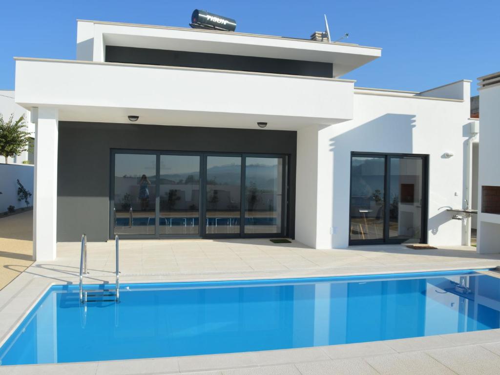 FamalicãoModern villa with private swimming pool的一座房子前面设有游泳池