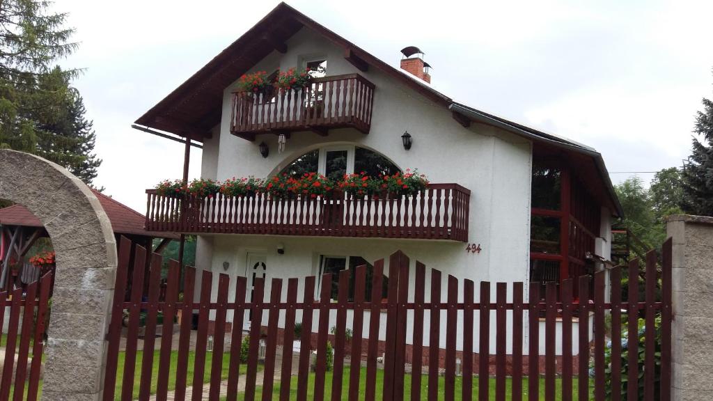 LibouchecAPARTMAN Marcela的房屋设有两个阳台和红色围栏