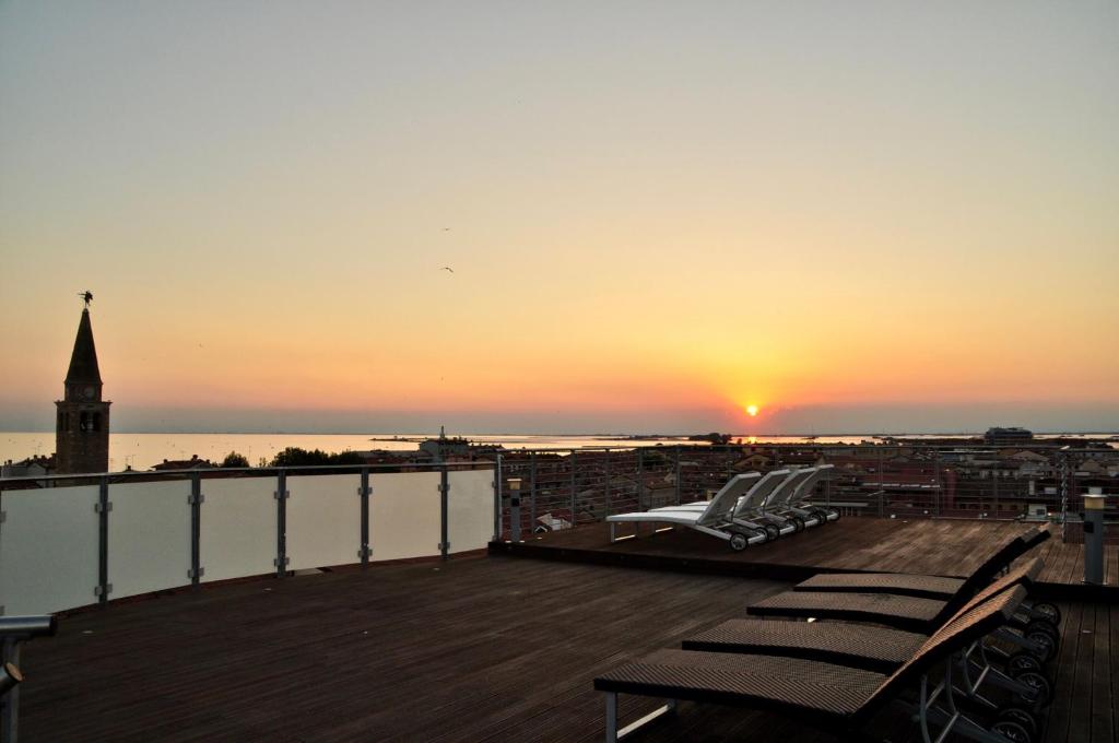 格拉多蕾佳娜酒店的从大楼的甲板上欣赏日落美景