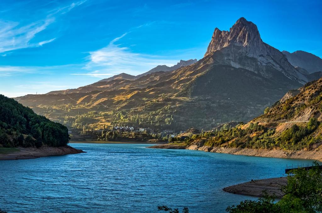 萨连特加列戈萨拉托公寓式酒店的享有山脉背景的河流美景