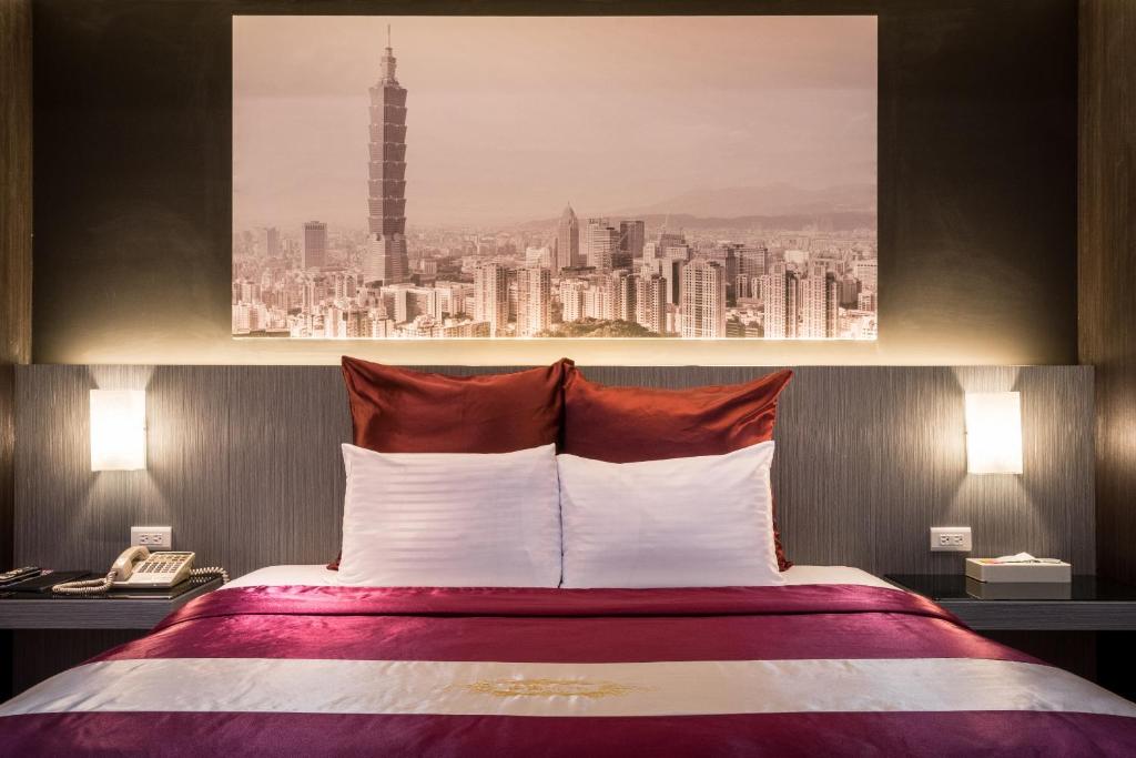 三峡青青花园汽车旅馆的酒店客房享有城市美景,配有一张床