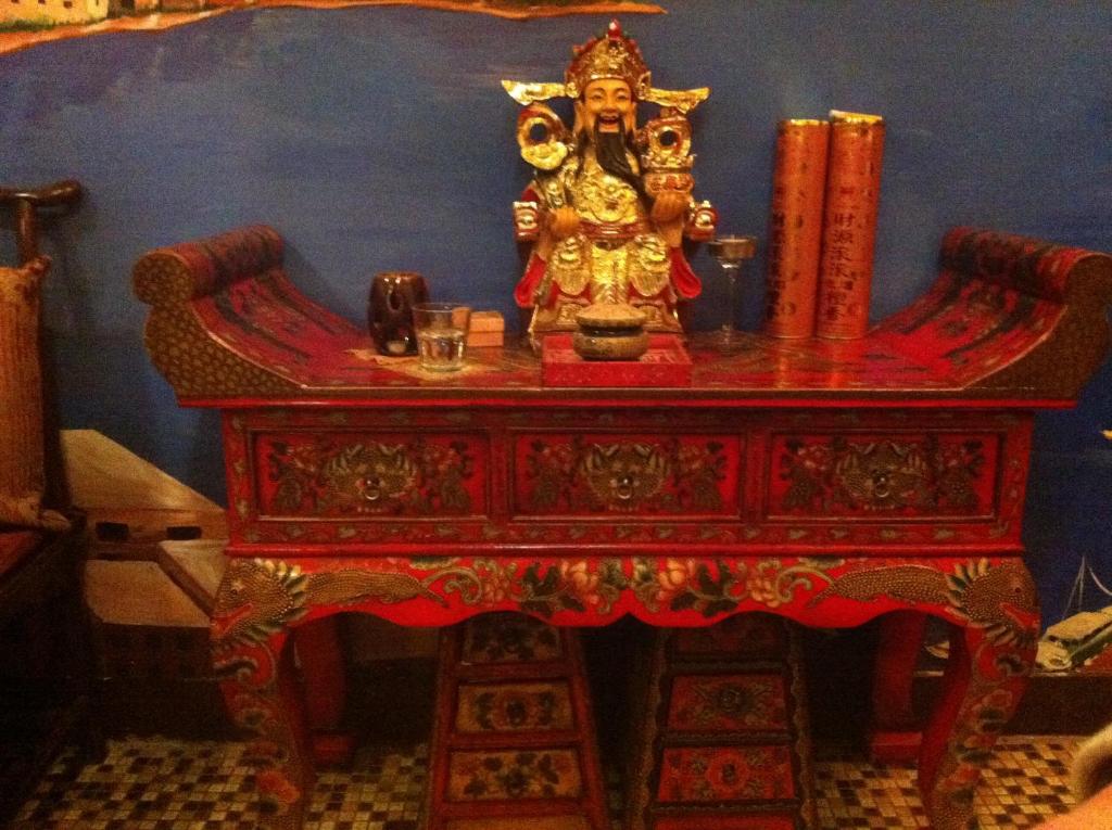 上海凯文之家的一张木桌,上面有雕像