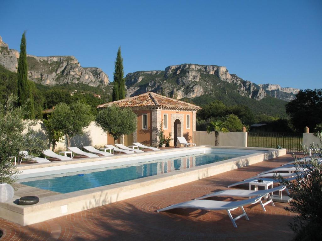 穆斯捷-圣玛丽菲尔莫玫瑰迷人酒店的一个带椅子的游泳池和一个山房