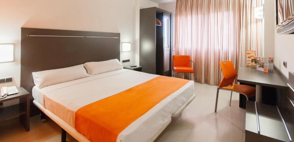 富恩拉夫拉达H2富恩拉布拉达酒店的卧室配有一张床、一张桌子和椅子