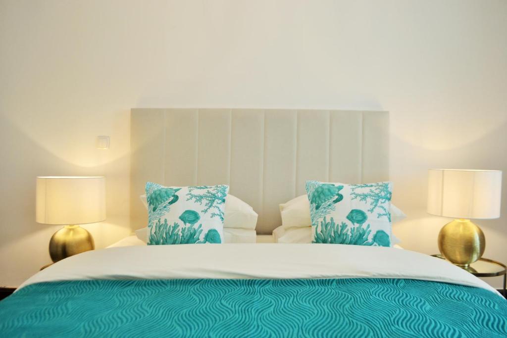 里斯本菲林爱德华七世住宿加早餐旅馆的一间卧室配有一张带蓝色和白色枕头的床
