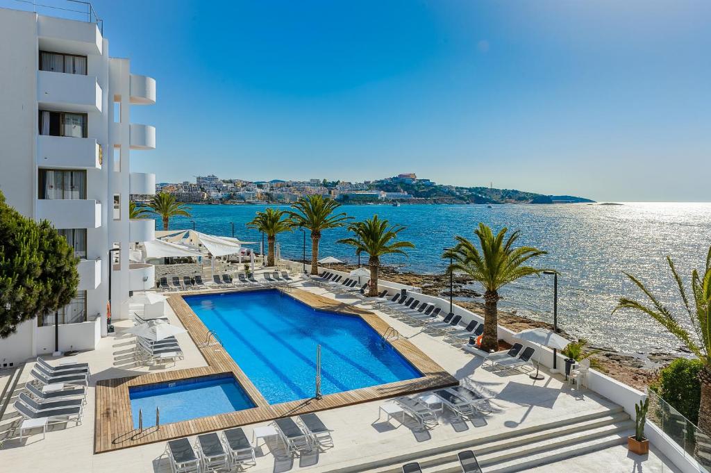 伊维萨镇Apartamentos Vibra Jabeque Soul-3SUP的享有酒店游泳池和大海的景色