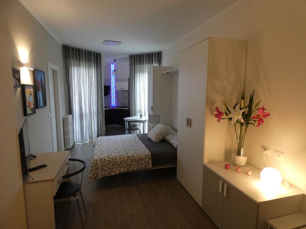 科莱尼奥Metro Apartment的小酒店客房配有一张床和一张书桌