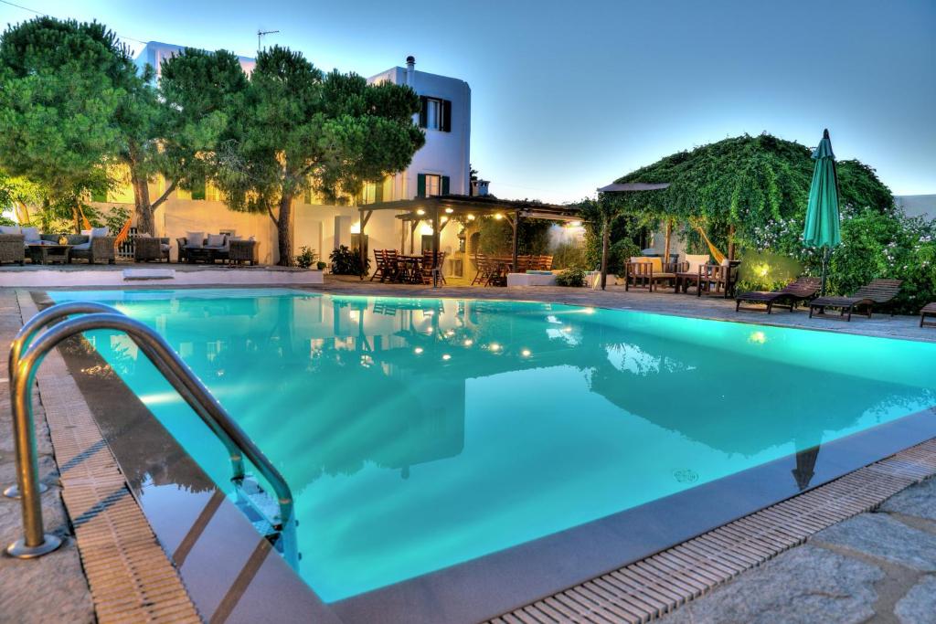 克里希阿克提Tzane Apartments的夜间蓝色海水的大型游泳池