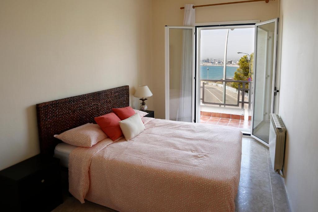塔拉戈纳Villa hortencia的一间卧室设有一张床,享有海景