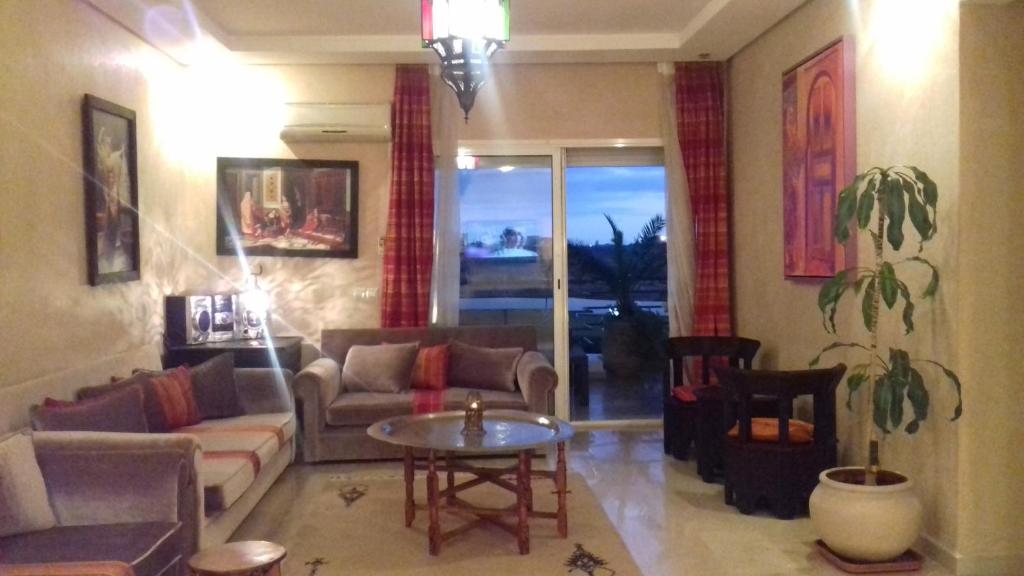 达布阿扎Perle de Tamaris的客厅配有沙发和桌子