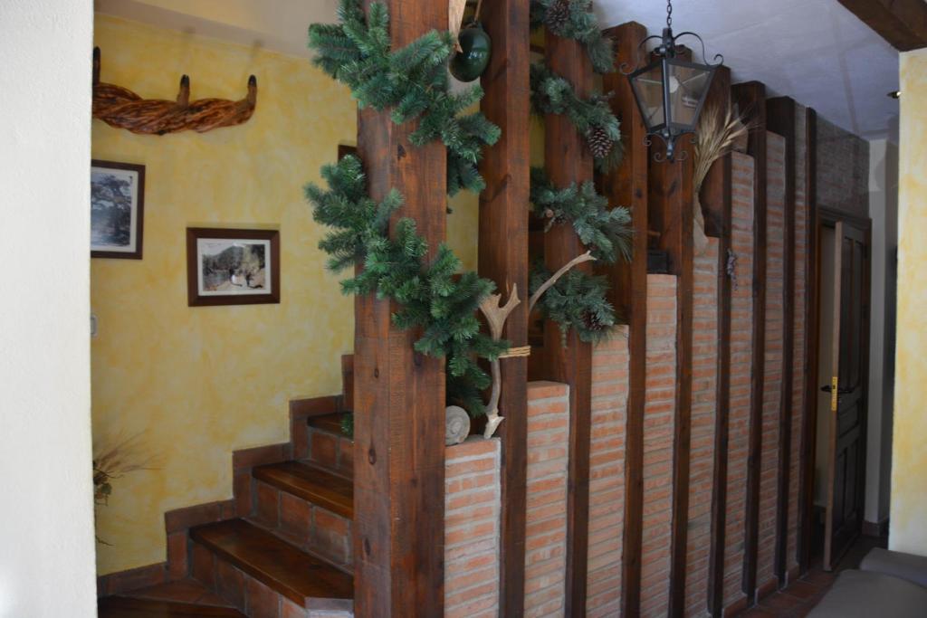 卡索拉奥洛斯佩达度假屋的走廊上设有木楼梯,带圣诞花圈