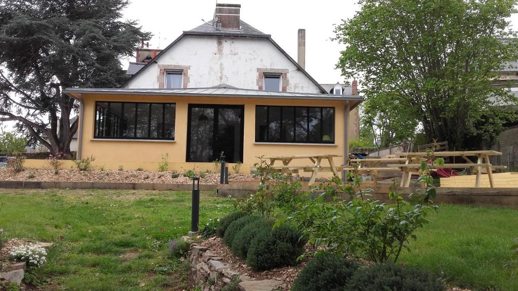 ÉtablesTagar'étape的院子里有黑色窗户的黄色房子