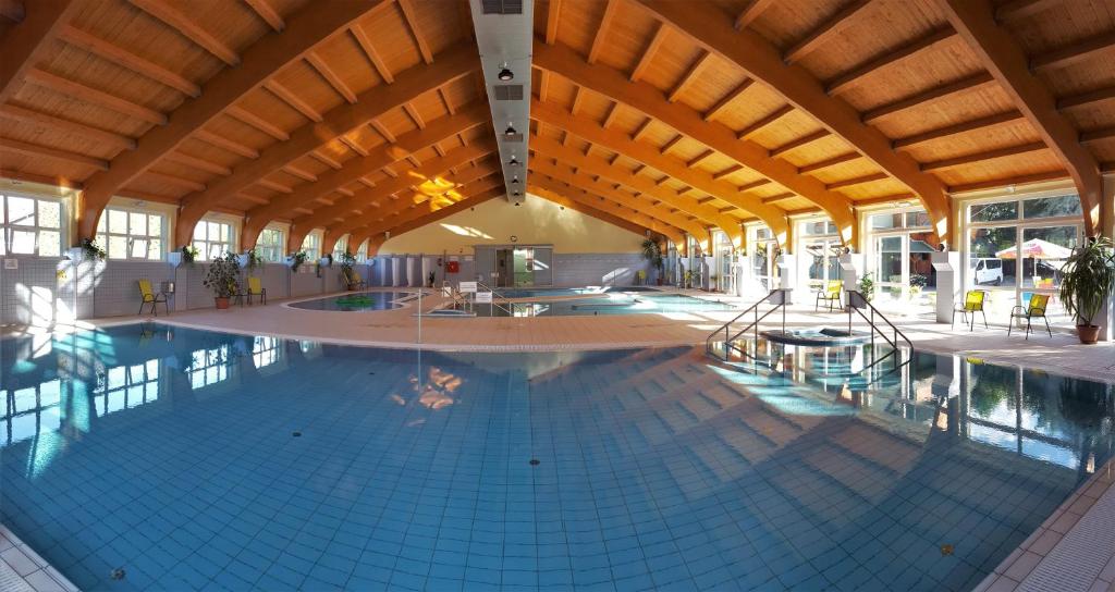 迈泽克韦什德Hotel Hajnal的大型建筑中的大型游泳池
