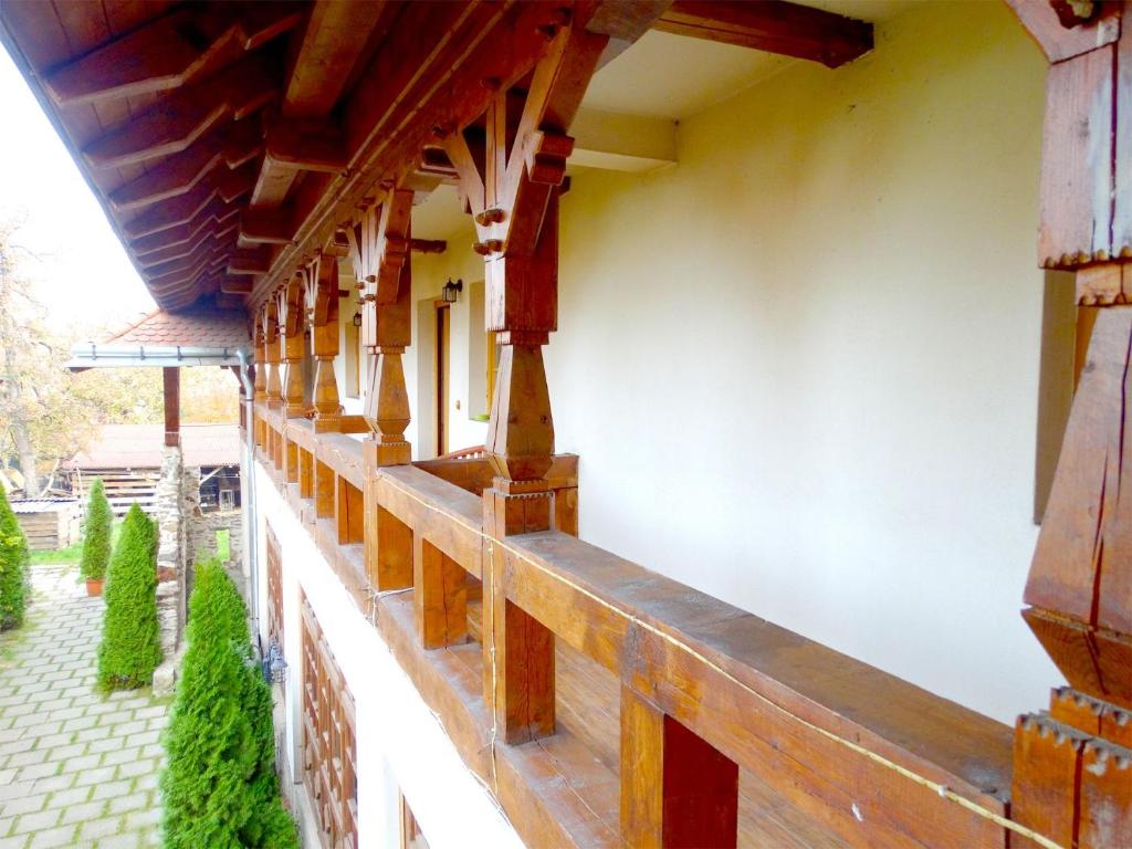 锡盖图马尔马切伊伊乌卡之家旅馆的一面有木梁的建筑