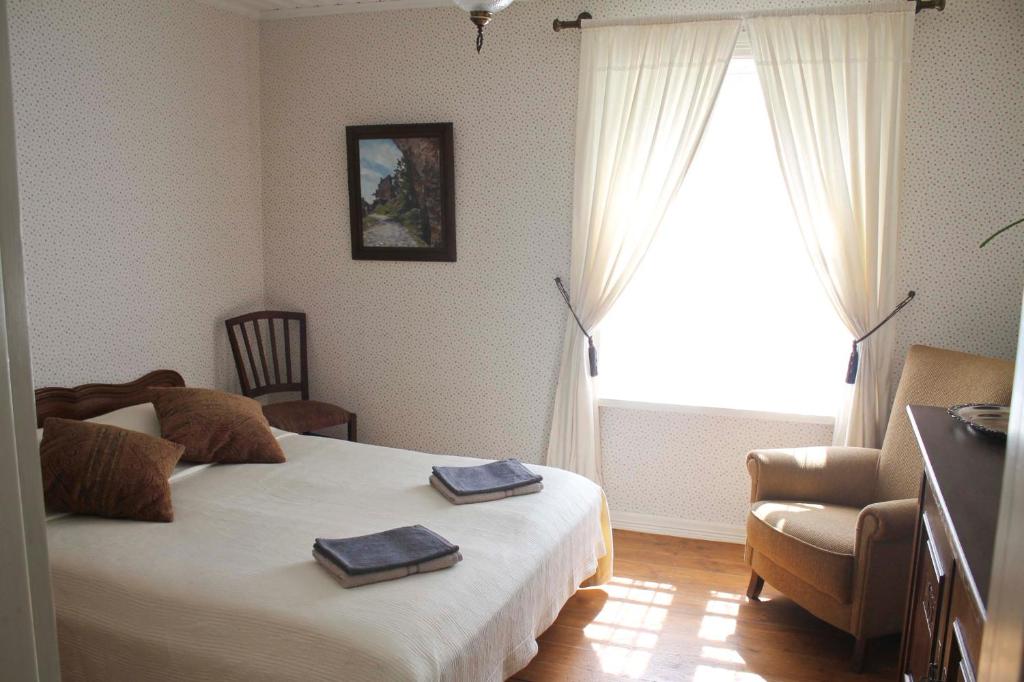 维尔扬迪来宾公寓的一间卧室配有一张床,上面有两条毛巾