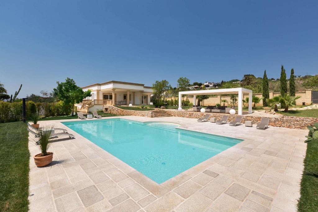 帕拉比塔Villa Loran by BarbarHouse的一座房子后院的游泳池