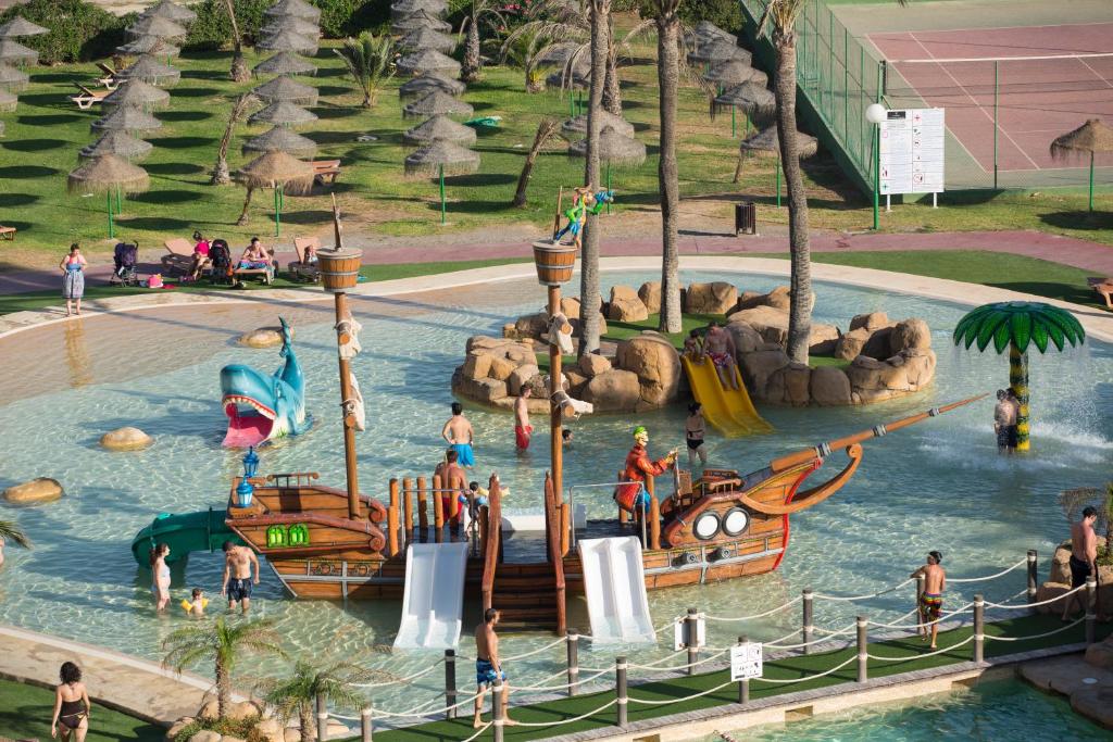 滨海罗克塔斯埃文尼亚索莱达花园酒店的水上公园,水上有海盗船
