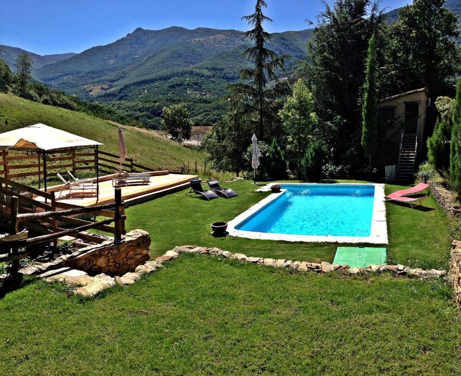赫尔特Finca El Carpintero的一座位于山丘庭院内的游泳池