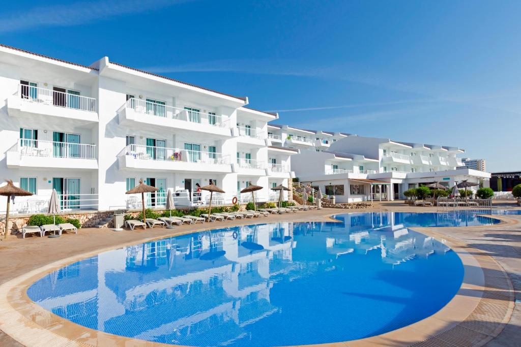 卡拉斯马略卡HSM Calas Park的大楼前设有游泳池的酒店