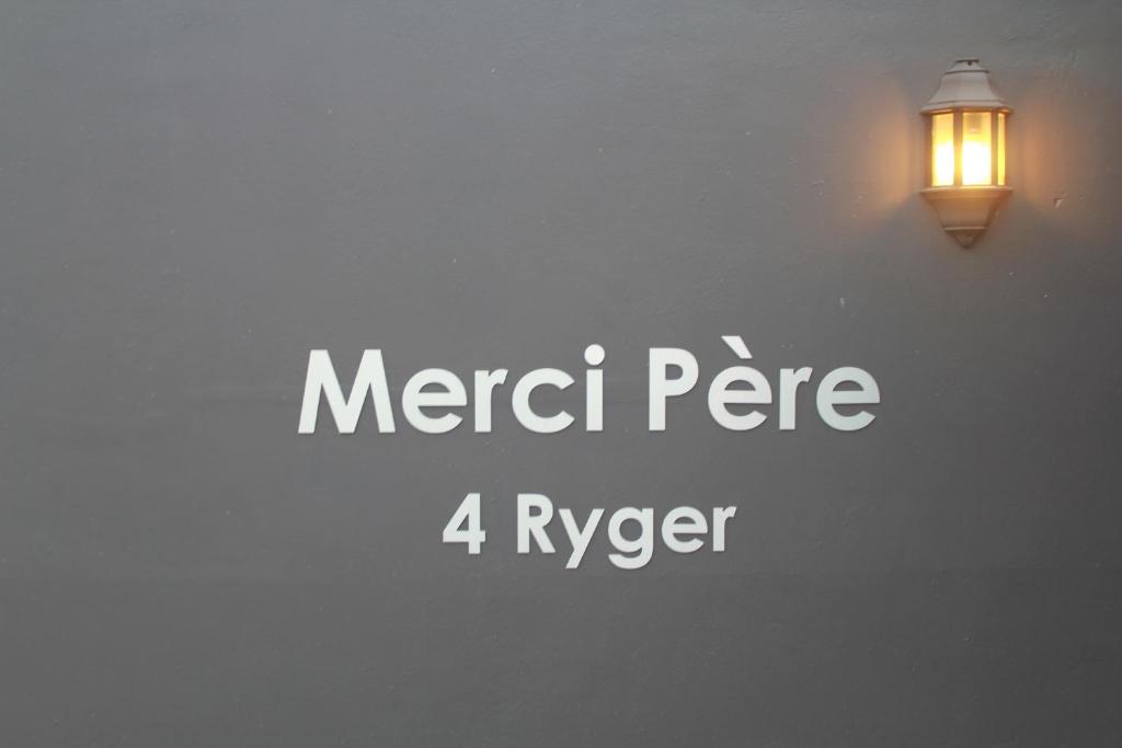 戈登湾Merci Pére的墙上的灯,上面写着美西语