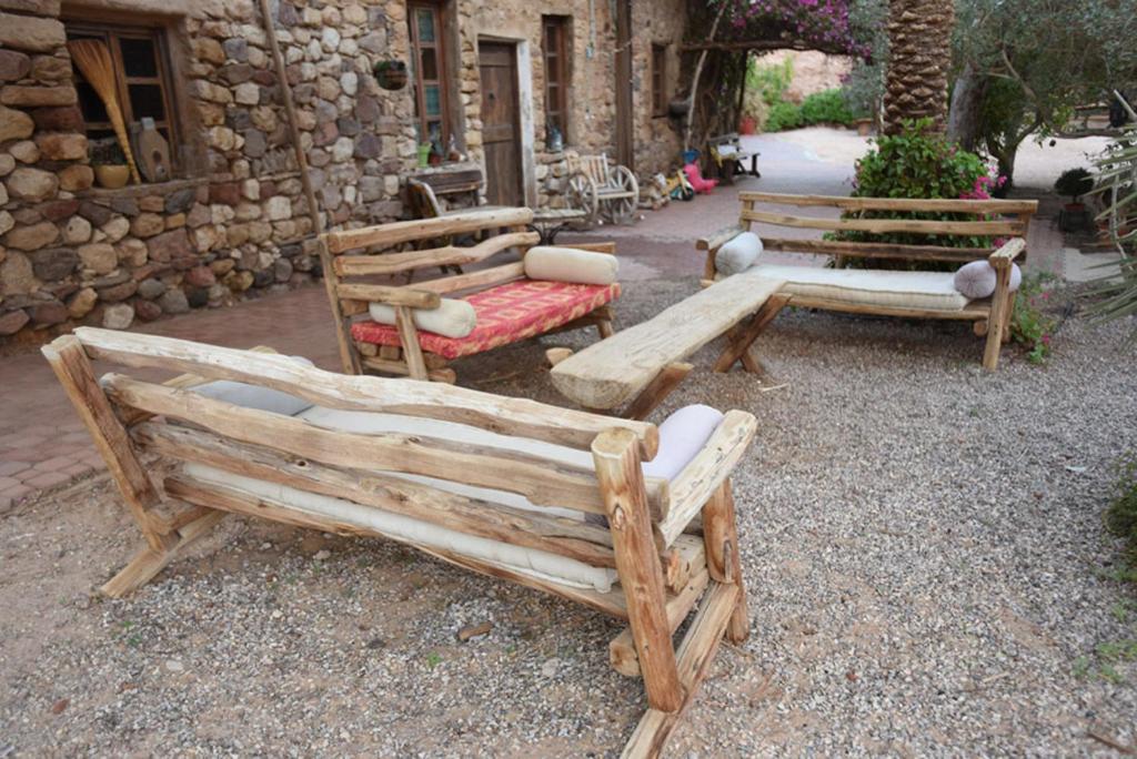 埃拉特威廉姆斯山林小屋的坐在大楼前的三张木凳