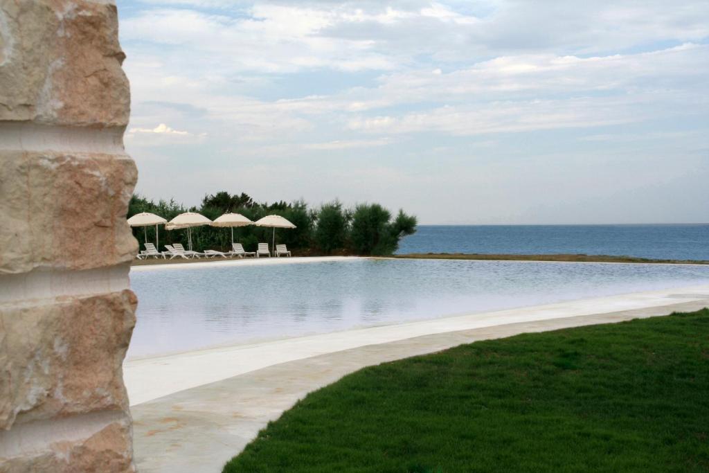 托雷桑塔萨宾娜维拉吉奥拉马福卡露营酒店的享有度假村游泳池的景致。