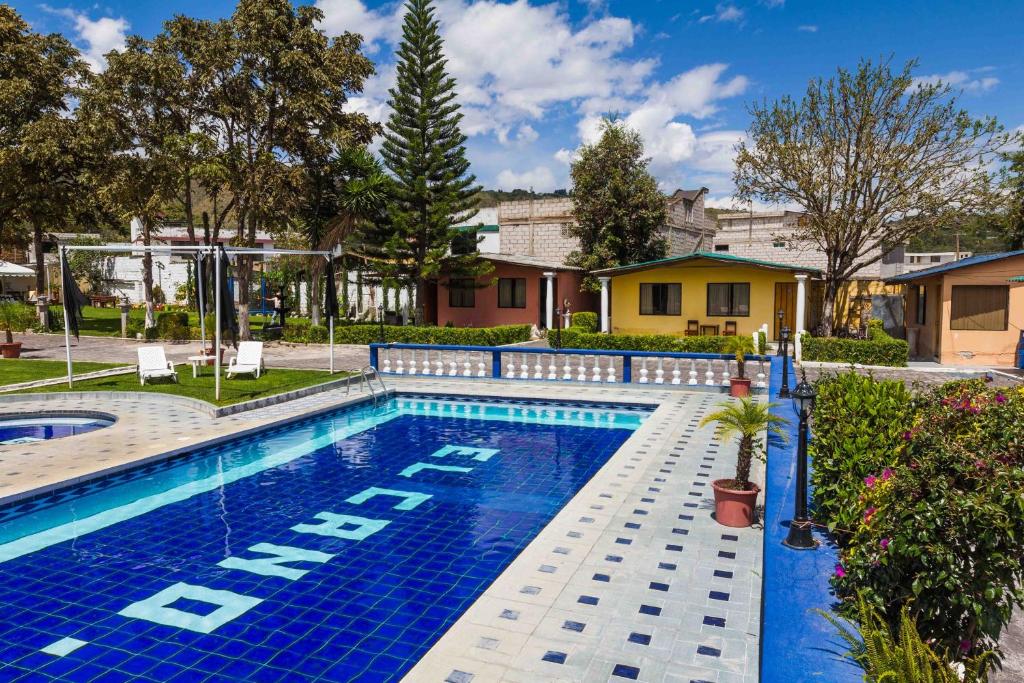 GuaillabambaEl Cano的一座带房子的庭院内的游泳池