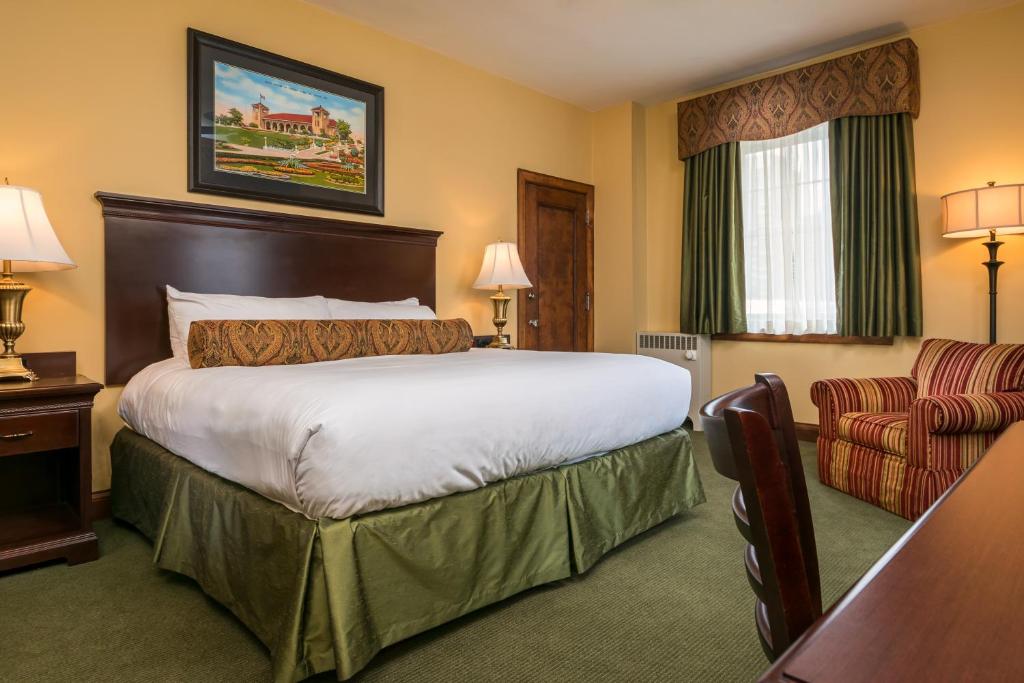圣路易斯密苏里运动俱乐部酒店的酒店客房带一张大床和一把椅子