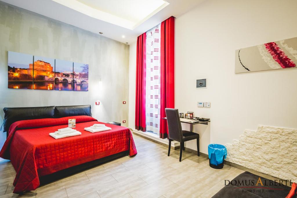 罗马多莫斯阿尔贝蒂住宿加早餐旅馆的卧室配有1张床、1张桌子和1把椅子
