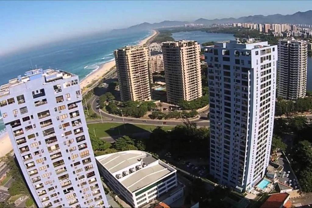 里约热内卢Apartamento Praia da Barra的一组高大的建筑,靠近海洋