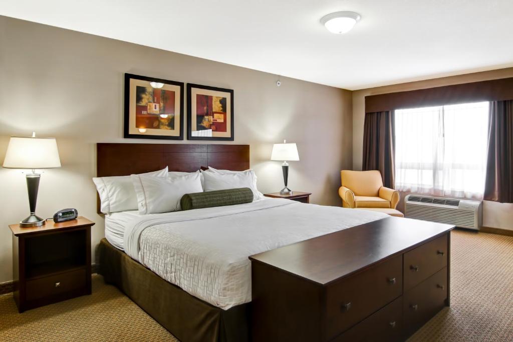 Oyen卡娜塔奥延酒店的酒店客房带一张大床和一把椅子
